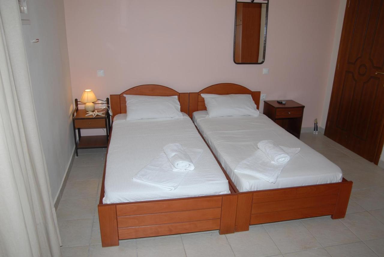 Tsertos Apartments Kamena Vourla Rum bild