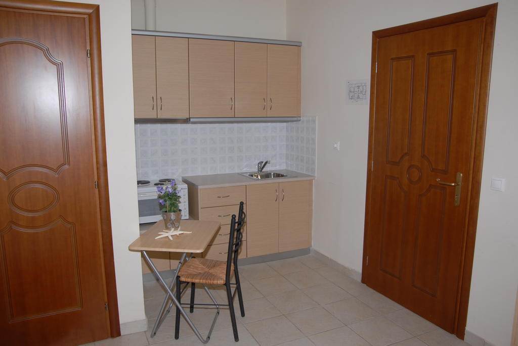 Tsertos Apartments Kamena Vourla Rum bild